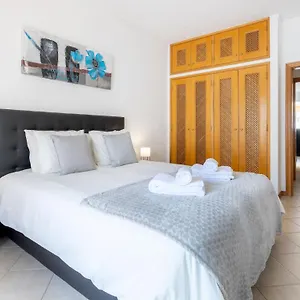 https://vilamoura-sea-front-with-a-c-wifi-netflix.hotelaalgarve.com